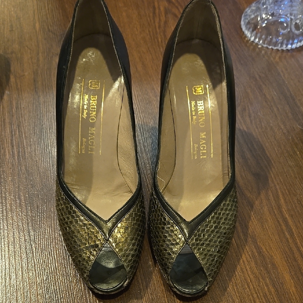 Bruno Magli Women's Black and Gold Peep Toe Heels Sz 7 Excellent Condition